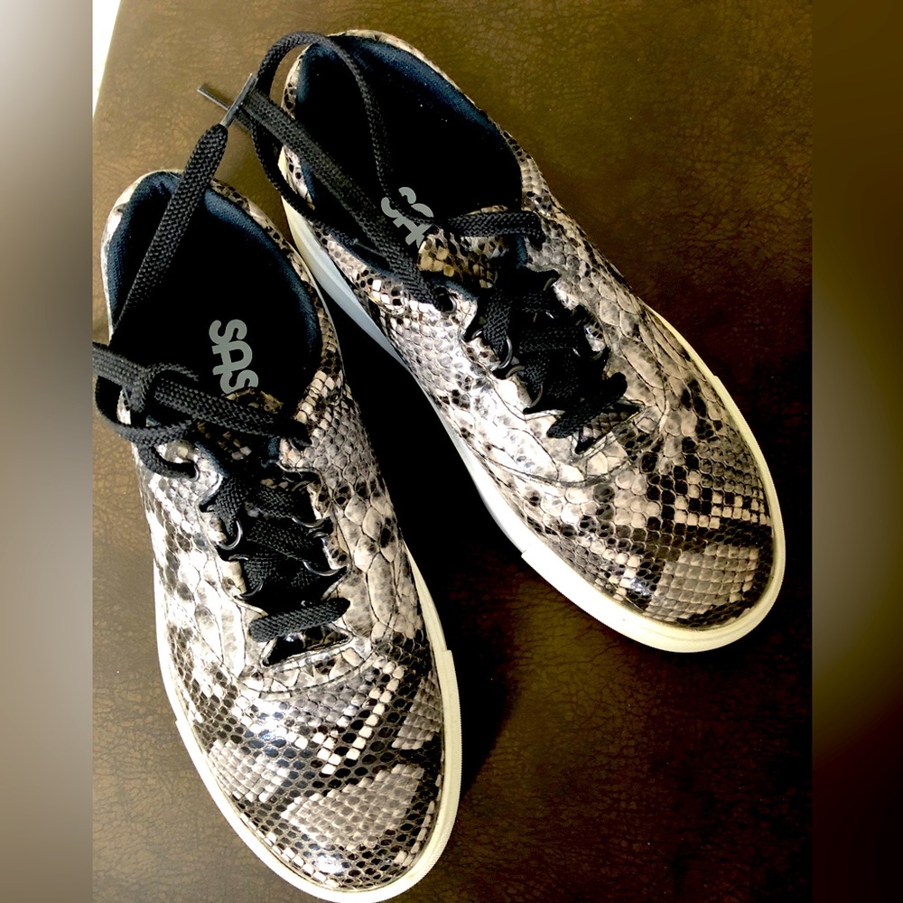 Size 7.5 WW fashion snake sneaker. Worn 1x!!! Brand new condition. Asking $90